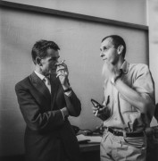 Ok. 1965, Zakopane, woj. krakowskie, Polska.
Artysta Władysław Hasior (po lewej) - wykładowca w Państwowym Liceum Sztuk Plastycznych im. Andrzeja Kenara.
Fot. Bogdan Łopieński, zbiory Ośrodka KARTA
