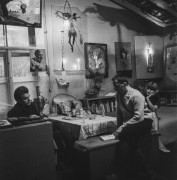 Ok. 1965, Zakopane, woj. krakowskie, Polska.
Władysław Hasior (1. z lewej) w swojej pracowni.
Fot. Bogdan Łopieński, zbiory Ośrodka KARTA