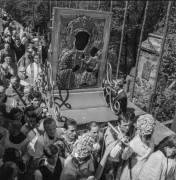 Sierpień 1966, Częstochowa, woj. katowickie, Polska.
Procesja z obrazem Matki Boskiej Częstochowskiej podczas obchodów rocznicy 1000-lecia chrztu Polski.
Fot. Bogdan Łopieński, zbiory Ośrodka KARTA