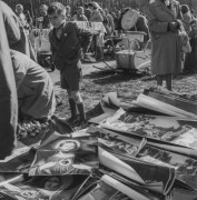 Sierpień 1966, Częstochowa, woj. katowickie, Polska.
Sprzedaż dewocjonaliów podczas obchodów rocznicy 1000-lecia chrztu Polski.
Fot. Bogdan Łopieński, zbiory Ośrodka KARTA