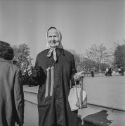 Sierpień 1966, Częstochowa, woj. katowickie, Polska.
Sprzedaż dewocjonaliów podczas obchodów rocznicy 1000-lecia chrztu Polski.
Fot. Bogdan Łopieński, zbiory Ośrodka KARTA