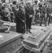 1985, Warszawa, Polska.
Pogrzeb Andrzeja Kijowskiego - pisarza i krytyka literackiego, czołowego przedstawiciela krakowskiej szkoły krytyki literackiej. Po lewej stronie stoi żona Kazimiera Kijowska.
Fot. Bogdan Łopieński, zbiory Ośrodka KARTA