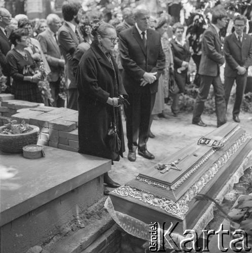 1985, Warszawa, Polska.
Pogrzeb Andrzeja Kijowskiego - pisarza i krytyka literackiego, czołowego przedstawiciela krakowskiej szkoły krytyki literackiej. Po lewej stronie stoi żona Kazimiera Kijowska.
Fot. Bogdan Łopieński, zbiory Ośrodka KARTA