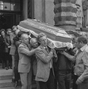 1985, Warszawa, Polska.
Pogrzeb Andrzeja Kijowskiego - pisarza i krytyka literackiego, czołowego przedstawiciela krakowskiej szkoły krytyki literackiej.
Fot. Bogdan Łopieński, zbiory Ośrodka KARTA