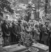 1985, Warszawa, Polska.
Pogrzeb Andrzeja Kijowskiego - pisarza i krytyka literackiego, czołowego przedstawiciela krakowskiej szkoły krytyki literackiej.
Fot. Bogdan Łopieński, zbiory Ośrodka KARTA