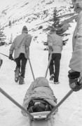 Brak daty, Tatry, woj. krakowskie, Polska.
Akcja ratunkowa na Hali Gąsiennicowej.
Fot. Bogdan Łopieński, zbiory Ośrodka KARTA