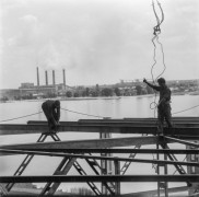 1967, Pątnów, woj. poznańskie, Polska.
Elektrownia Pątnów, w głębi widoczne Gosławice.
Fot. Bogdan Łopieński, zbiory Ośrodka KARTA