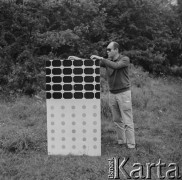 28.08-17.09.1965, Osieki, Polska.
III Plener Koszaliński. Międzynarodowe Spotkanie Artystów i Teoretyków Sztuki. Na zdjęciu malarz Jerzy Fedorowicz.
Fot. Bogdan Łopieński, zbiory Ośrodka KARTA