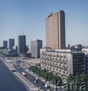 Po 1974, Warszawa, Polska.
Ulica Marszałkowska, z prawej Hotel Forum (od 2002 roku Novotel), w głębi Rotunda PKO oraz skrzyżowanie ulicy Marszałkowskiej i Alej Jerozolimskich
Fot. Karina Łopieńska, zbiory Ośrodka KARTA