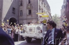 2.06.1979, Warszawa, Polska.
Pierwsza pielgrzymka papieża Jana Pawła II do Polski w dniach 2-10 czerwca 1979. Ojciec Święty w papamobile na ulicy Świętojańskiej.
Fot. Bogdan Łopieński, zbiory Ośrodka KARTA