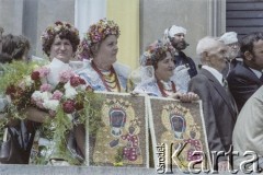 4.06.1979, Częstochowa, Polska.
Pierwsza pielgrzymka papieża Jana Pawła II do Polski w dniach 2-10 czerwca 1979. Kobiety z obrazami Matki Bożej w czasie mszy świętej celebrowanej przez Ojca Świętego.
Fot. Bogdan Łopieński, zbiory Ośrodka KARTA