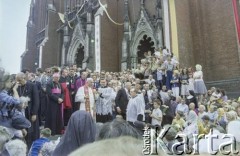 2.06.1979, Warszawa, Polska.
Pierwsza pielgrzymka papieża Jana Pawła II do Polski w dniach 2-10 czerwca 1979. Ojciec Święty przemawia do wiernych przed katedrą pw. Męczeństwa Świętego Jana Chrzciciela.
Fot. Bogdan Łopieński, zbiory Ośrodka KARTA