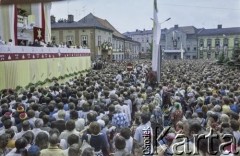 7.06.1979, Wadowice, Polska.
Pierwsza pielgrzymka papieża Jana Pawła II do Polski w dniach 2-10 czerwca 1979. Spotkanie z Ojcem Świętym na Rynku.
Fot. Bogdan Łopieński, zbiory Ośrodka KARTA