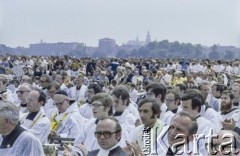 10.06.1979, Kraków, Polska.
Pierwsza pielgrzymka papieża Jana Pawła II do Polski w dniach 2-10 czerwca 1979. Msza święta sprawowana przez Ojca Świętego na Błoniach Krakowskich.
Fot. Bogdan Łopieński, zbiory Ośrodka KARTA