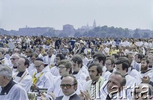 10.06.1979, Kraków, Polska.
Pierwsza pielgrzymka papieża Jana Pawła II do Polski w dniach 2-10 czerwca 1979. Msza święta sprawowana przez Ojca Świętego na Błoniach Krakowskich.
Fot. Bogdan Łopieński, zbiory Ośrodka KARTA