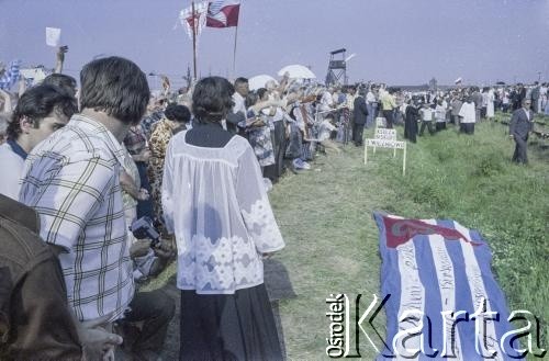 7.06.1979, Brzezinka, Polska.
Pierwsza pielgrzymka papieża Jana Pawła II do Polski w dniach 2-10 czerwca 1979. Msza święta sprawowana przez Ojca Świętego na terenie byłego nazistowskiego obozu koncentracyjnego.
Fot. Bogdan Łopieński, zbiory Ośrodka KARTA