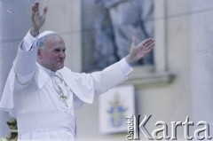 3.06.1979, Warszawa, Polska.
Pierwsza pielgrzymka papieża Jana Pawła II do Polski w dniach 2-10 czerwca 1979. Ojciec Święty podczas spotkania z młodzieżą przed kościołem św. Anny.
Fot. Bogdan Łopieński, zbiory Ośrodka KARTA