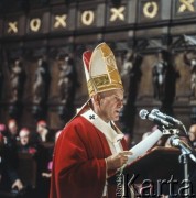 16.06.1983, Warszawa, Polska.
Druga pielgrzymka papieża Jana Pawła II do Polski w dniach 16-23 czerwca 1983. Ojciec Święty w celebruje mszę świętą w bazylice archikatedralnej Św. Jana Chrzciciela.
Fot. Bogdan Łopieński, zbiory Ośrodka KARTA