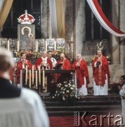 16.06.1983, Warszawa, Polska.
Druga pielgrzymka papieża Jana Pawła II do Polski w dniach 16-23 czerwca 1983. Ojciec Święty w celebruje mszę świętą w bazylice archikatedralnej Św. Jana Chrzciciela. Z lewej prymas Polski kardynał Józef Glemp, za Janem Pawłem II papieski ceremoniarz ksiądz John Magee.
Fot. Bogdan Łopieński, zbiory Ośrodka KARTA