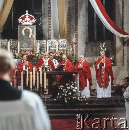 16.06.1983, Warszawa, Polska.
Druga pielgrzymka papieża Jana Pawła II do Polski w dniach 16-23 czerwca 1983. Ojciec Święty w celebruje mszę świętą w bazylice archikatedralnej Św. Jana Chrzciciela. Z lewej prymas Polski kardynał Józef Glemp, za Janem Pawłem II papieski ceremoniarz ksiądz John Magee.
Fot. Bogdan Łopieński, zbiory Ośrodka KARTA