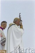 3.06.1979, Warszawa, Polska.
Pierwsza pielgrzymka papieża Jana Pawła II do Polski w dniach 2-10 czerwca 1979. Ojciec Święty podczas spotkania z młodzieżą przed kościołem św. Anny.
Fot. Bogdan Łopieński, zbiory Ośrodka KARTA
