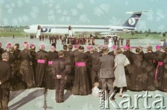 23.06.1983, Kraków, Polska.
Druga pielgrzymka papieża Jana Pawła II do Polski w dniach 16-23 czerwca 1983 roku. Ceremonia pożegnalna na lotnisku w Balicach. W głębi z prawej: Ojciec Święty, przewodniczący Rady Państwa Henryk Jabłoński, prymas Polski kardynał Józef Glemp.
Fot. Bogdan Łopieński, zbiory Ośrodka KARTA