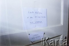 16.12.1980, Gdańsk, Polska.
Siedziba NSZZ „Solidarność”. Drzwi do pomieszczenia, w którym urzędował Lech Wałęsa. Na nich kartka informująca o tym, że w dniach 15-16 grudnia 1980 Lech Wałęsa nie urzęduje.
Fot. Bogdan Łopieński, zbiory Ośrodka KARTA