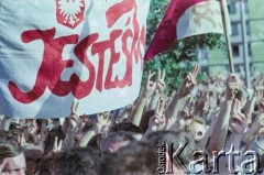 23.06.1983, Kraków, Polska.
Druga pielgrzymka papieża Jana Pawła II do Polski w dniach 16-23 czerwca 1983 roku. Msza święta celebrowana przez Ojca Świętego w nowohuckich Mistrzejowicach. Papież poświęcił wówczas tamtejszy kościół św. Maksymiliana Marii Kolbego. Ma zdjęciu wierni uczestniczący w nabożeństwie, widoczny transparent z napisem „Jesteśmy”.
Fot. Bogdan Łopieński, zbiory Ośrodka KARTA