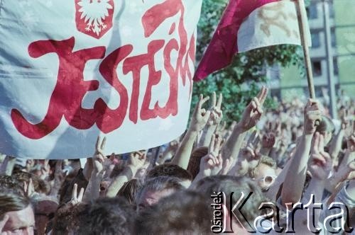 23.06.1983, Kraków, Polska.
Druga pielgrzymka papieża Jana Pawła II do Polski w dniach 16-23 czerwca 1983 roku. Msza święta celebrowana przez Ojca Świętego w nowohuckich Mistrzejowicach. Papież poświęcił wówczas tamtejszy kościół św. Maksymiliana Marii Kolbego. Ma zdjęciu wierni uczestniczący w nabożeństwie, widoczny transparent z napisem „Jesteśmy”.
Fot. Bogdan Łopieński, zbiory Ośrodka KARTA