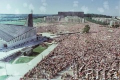 23.06.1983, Kraków, Polska.
Druga pielgrzymka papieża Jana Pawła II do Polski w dniach 16-23 czerwca 1983 roku. Msza święta celebrowana przez Ojca Świętego w nowohuckich Mistrzejowicach. Papież poświęcił wówczas tamtejszy kościół pw. św. Maksymiliana Marii Kolbego.
Fot. Bogdan Łopieński, zbiory Ośrodka KARTA