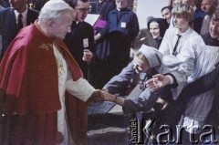 16.06.1983, Warszawa, Polska.
Druga pielgrzymka papieża Jana Pawła II do Polski w dniach 16-23 czerwca 1983. Ojciec Święty w bazylice archikatedralnej Św. Jana Chrzciciela.
Fot. Bogdan Łopieński, zbiory Ośrodka KARTA