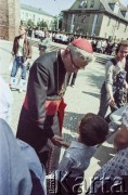 Czerwiec 1979, Kraków, Polska.
Pierwsza pielgrzymka papieża Jana Pawła II do Polski w dniach 2-10 czerwca 1979. Arcybiskup metropolita krakowski Franciszek Macharski rozmawia z wiernymi przed kościołem Mariackim, oczekującymi  Ojca Świętego.
Fot. Bogdan Łopieński, zbiory Ośrodka KARTA