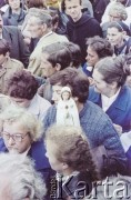 18.06.1983, Niepokalanów, Polska.
Druga pielgrzymka papieża Jana Pawła II do Polski w dniach 16-23 czerwca 1983. Wierni podczas mszy świętej sprawowanej przez Ojca Świętego. Kobieta trzyma figurę Matki Bożej.
Fot. Bogdan Łopieński, zbiory Ośrodka KARTA