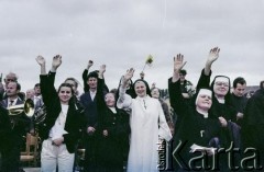 18.06.1983, Niepokalanów, Polska.
Druga pielgrzymka papieża Jana Pawła II do Polski w dniach 16-23 czerwca 1983. Wierni, w tym siostry zakonne, podczas mszy świętej sprawowanej przez Ojca Świętego. 
Fot. Bogdan Łopieński, zbiory Ośrodka KARTA