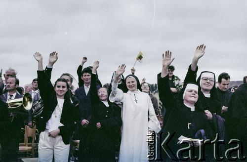18.06.1983, Niepokalanów, Polska.
Druga pielgrzymka papieża Jana Pawła II do Polski w dniach 16-23 czerwca 1983. Wierni, w tym siostry zakonne, podczas mszy świętej sprawowanej przez Ojca Świętego. 
Fot. Bogdan Łopieński, zbiory Ośrodka KARTA