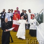 10.06.1979, Kraków, woj. krakowskie, Polska.
I pielgrzymka Jana Pawła II do Polski. Msza święta sprawowana przez Ojca Świętego na Błoniach Krakowskich. Po prawej stronie osobisty sekretarz Jana Pawła II ks. Stanisław Dziwisz, w rzędzie wyżej od prawej: papieski ceremoniarz ksiądz John Magee, fotograf Arturo Mari, prymas Polski kardynał Stefan Wyszyński. Za kardynałem Wyszyńskim metropolita krakowski arcybiskup Franciszek Macharski, na prawo prałat antykamery papieskiej ksiądz Juliusz Paetz.
Fot. Bogdan Łopieński, zbiory Ośrodka KARTA
