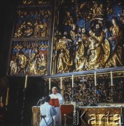 9.06.1979, Kraków, Polska.
Pierwsza pielgrzymka papieża Jana Pawła II do Polski w dniach 2-10 czerwca 1979. Ojciec Święty przed ołtarzem Wita Stwosza w kościele archiprezbiterialnym pw. Wniebowzięcia Najświętszej Marii Panny.
Fot. Bogdan Łopieński, zbiory Ośrodka KARTA