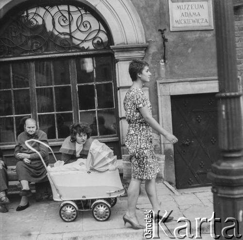 1961, Warszawa, Polska.
Rynek Starego Miasta. Kobiety przed Kamienicą Balcerowską (Winklerowską) – siedzibą Muzeum Literatury im. Adama Mickiewicza.
Fot. Bogdan Łopieński, zbiory Ośrodka KARTA
