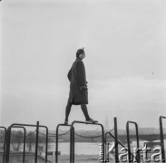 1962, Warszawa, Polska.
Sesja mody na Stadionie X-lecia.
Fot. Bogdan Łopieński, zbiory Ośrodka KARTA