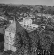 1968, Żywiec, Polska.
Na pierwszym planie kamienna dzwonnica przy kościele pw. Narodzenia Najświętszej Marii Panny, za nią rynek. Przy rynku ratusz, na nim transparent związany z 700-leciem Żywca.
Fot. Bogdan Łopieński, zbiory Ośrodka KARTA