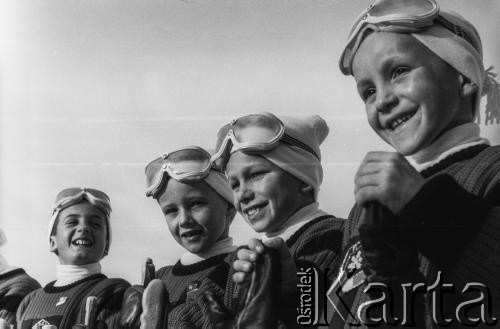 1965, Badgastein, Austria.
Znany austriacki ośrodek turystyczno-wypoczynkowy. Chłopcy na stoku narciarskim.
Fot. Bogdan Łopieński, zbiory Ośrodka KARTA
