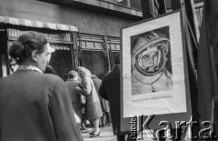 23.10.1963, Warszawa, Polska.
Transparent z portretem radzieckiej kosmonautki Walentyny Terieszkowej – pierwszej kobiety, która odbyła lot w kosmosie. Tierieszkowa 23 października 1963 roku przyleciała do Warszawy (wraz z kosmonautą Walerym Bykowskim).
Fot. Bogdan Łopieński, zbiory Ośrodka KARTA
