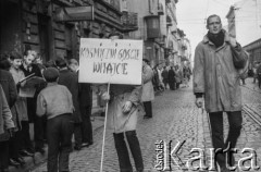 23.10.1963, Warszawa, Polska.
Wizyta radzieckich kosmonautów Walentyny Terieszkowej i Walerego Bykowskiego. Ludzie zgromadzeni na ulicy, wśród nich mężczyzna z transparentem: „Kosmiczni goście witajcie”.
Fot. Bogdan Łopieński, zbiory Ośrodka KARTA
