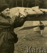 1937, Polska.
Mężczyzna przy awionetce.
Fot. zbiory Ośrodka KARTA, Pogotowie Archiwalne [PA_028], przekazał Michał Nieronow