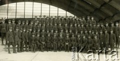 1931, Warszawa, Polska.
Uczniowie Wyższej Szkoły Lotniczej przed hangarem.
Fot. zbiory Ośrodka KARTA, Pogotowie Archiwalne [PA_028], przekazał Michał Nieronow