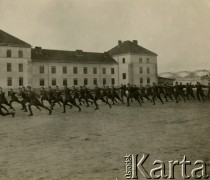 1931, Warszawa, Polska.
Uczniowie Wyższej Szkoły Lotniczej podczas ćwiczeń. 
Fot. zbiory Ośrodka KARTA, Pogotowie Archiwalne [PA_028], przekazał Michał Nieronow