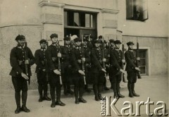 1931, Warszawa, Polska.
Kurs przygotowawczy do szkoły pilotów. Warta przed kwaterą główną.
Fot. zbiory Ośrodka KARTA, Pogotowie Archiwalne [PA_028], przekazał Michał Nieronow