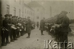 1931, Warszawa, Polska.
Kurs przygotowawczy do szkoły pilotów. Przegląd menażek.
Fot. zbiory Ośrodka KARTA, Pogotowie Archiwalne [PA_028], przekazał Michał Nieronow