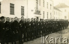 1931, Warszawa, Polska.
Kurs przygotowawczy do szkoły pilotów. Modlitwa.
Fot. zbiory Ośrodka KARTA, Pogotowie Archiwalne [PA_028], przekazał Michał Nieronow