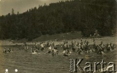 1928, Mikuliczyn, Polska.
Obóz Przysposobienia Wojskowego. Kąpiel w rzece Prut.
Fot. zbiory Ośrodka KARTA, Pogotowie Archiwalne [PA_028], przekazał Michał Nieronow